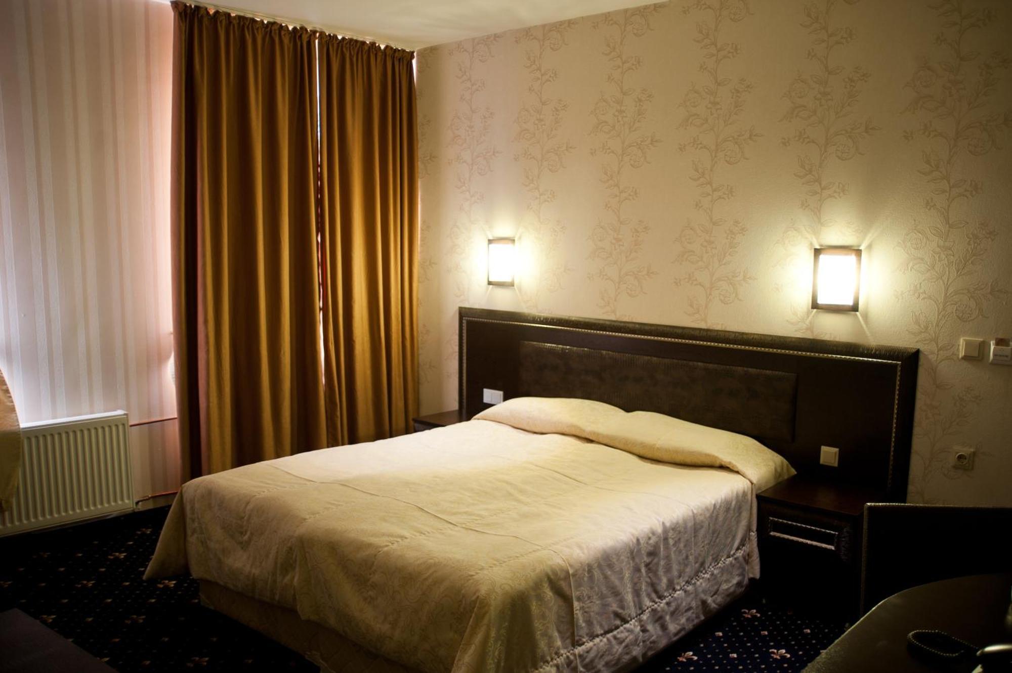 Hotel Victoria Panagyurishte Bagian luar foto
